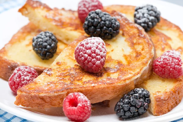 Tostadas francesas con bayas y azúcar en polvo, primer plano —  Fotos de Stock