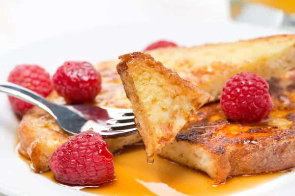 French toast with raspberries and maple syrup — Stock Photo, Image