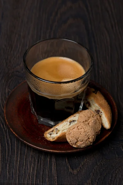 Szklanka espresso, ciastek i migdałowe ciasteczka, selektywne focus — Zdjęcie stockowe