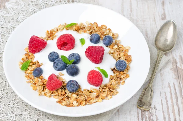 Homemade granola with yogurt, raspberries and blueberries — Stock Photo, Image