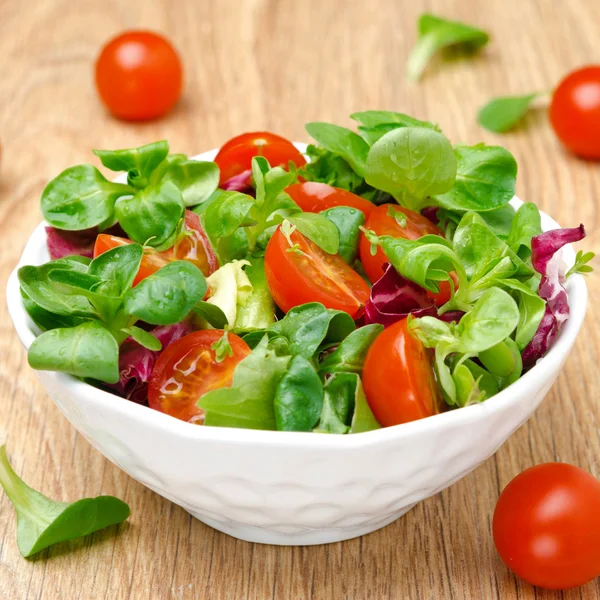 Grüner Salat und Kirschtomaten in einer Schüssel — Stockfoto