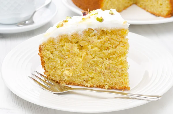 Stück Orangenkuchen mit griechischem Joghurt, Honig und Pistazien — Stockfoto