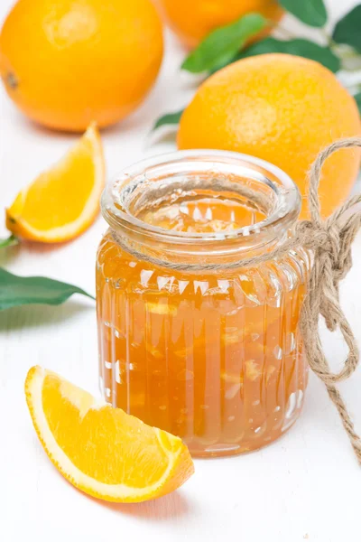 Compota de laranja em um jarro de vidro e laranjas — Fotografia de Stock