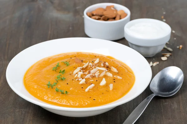 Тарілка морквяного супу з мигдалем та кресовим салатом — стокове фото
