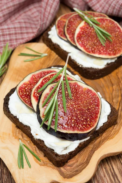 Rye bread with goat cheese, figs, honey and rosemary — Stock Photo, Image