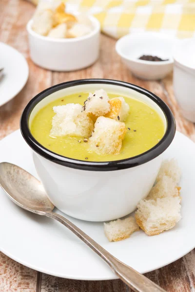 Sup zucchini pedas dengan croutons dalam cangkir, close-up — Stok Foto