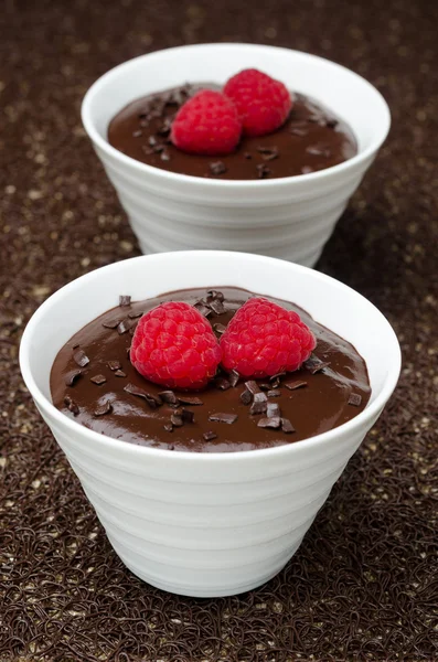 Dvě misky čokoládovou pěnou a maliny — Stock fotografie