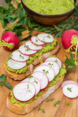 ciabatta ahşap tahta üzerinde avokado ve taze turp pate