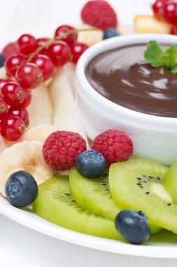 taze meyve ve çilek, çikolata sosu, seçici odak