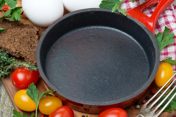 Konsept fotoğraf - yemek pişirmek için malzemeler yumurta kızarmış.