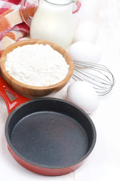 Ingrediënten en koekenpan voor een batch van pannenkoeken — Stockfoto