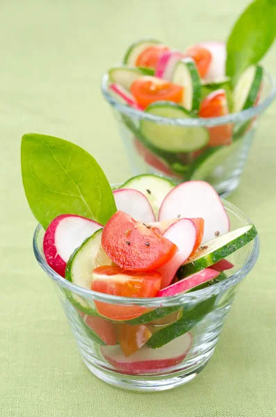 Salat mit frischem Gemüse in portionierten Gläsern — Stockfoto