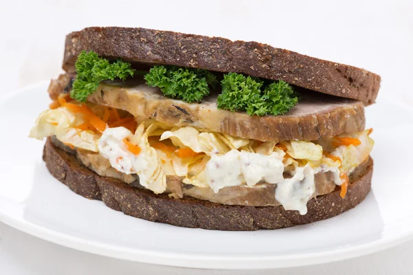 Sendvič žitného chleba s zelný salát a maso, close-up — Stock fotografie