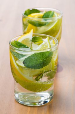 soğuk taze limonata ile limon, limon ve nane