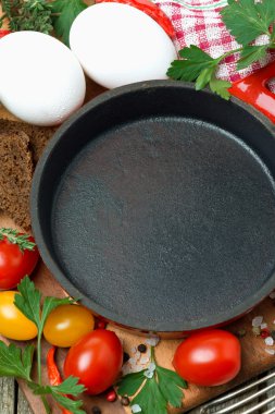 Konsept fotoğraf - yemek pişirmek için malzemeler kızarmış yumurta, üstten görünüm