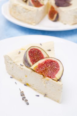 piese bal cheesecake ve lavanta ve taze incir