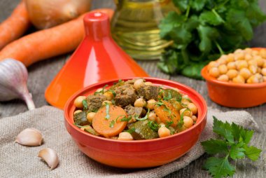 tagine sığır eti ve sebze ile