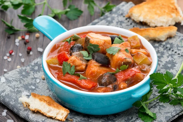 Rybí polévka s olivami v rajčatové omáčce, horizontální — Stock fotografie