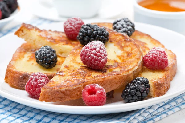 French toast with fresh berries and powdered sugar, close-up — Stock Photo, Image