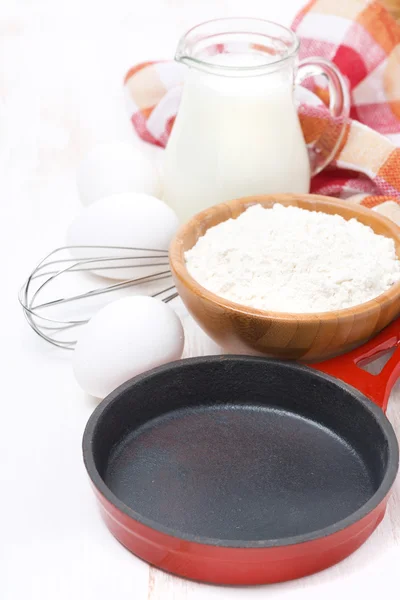 Ingredientes para un lote de panqueques en mesa de madera blanca — Foto de Stock