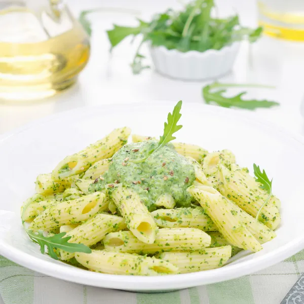 Roka ve bezelye, yakın çekim soslu penne makarna — Stok fotoğraf