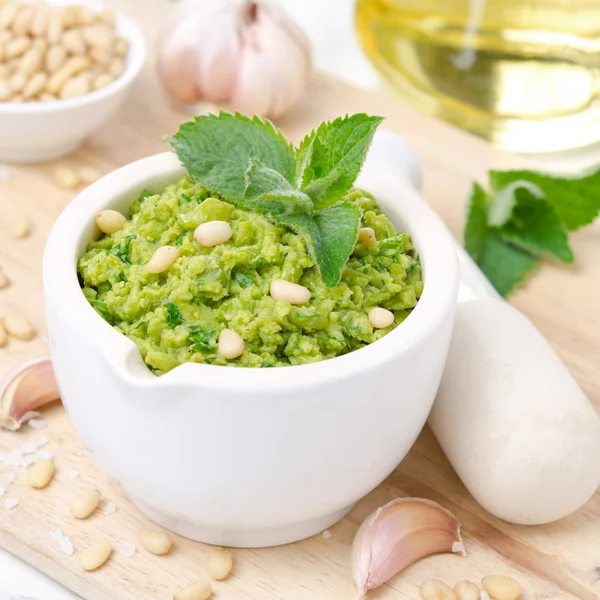 Pesto met groene erwten en mint, close-up — Stockfoto