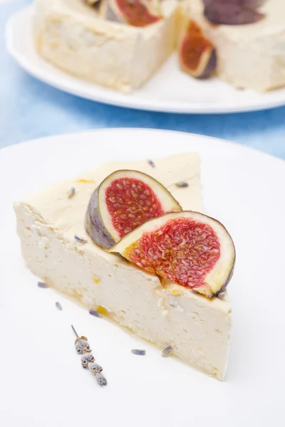 Piese of cheesecake with honey and lavender and fresh figs — Stock Photo, Image