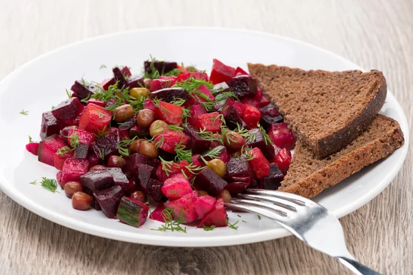 Русский свекольный салат с хлебом - винегрет, крупный план — стоковое фото