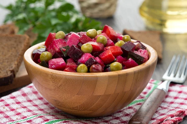 Russische rode bieten salade vinaigrette in een houten kom — Stockfoto