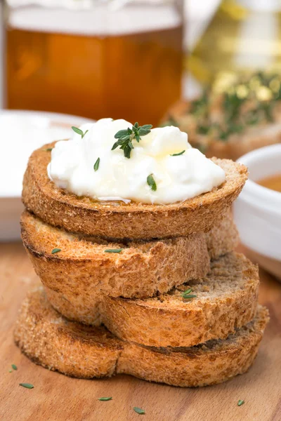 Toasts with goat cheese, honey and thyme, vertical — Stock Photo, Image