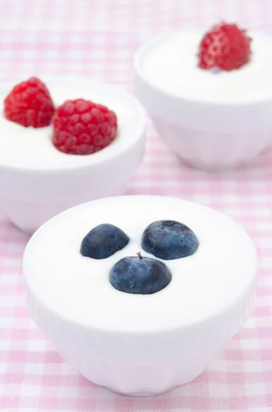 Joghurt mit verschiedenen frischen Beeren in Schalen — Stockfoto