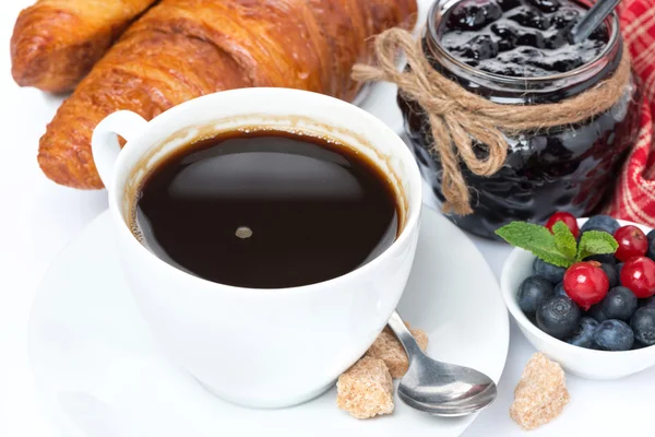 Secangkir kopi hitam, croissant, selai dan berry — Stok Foto