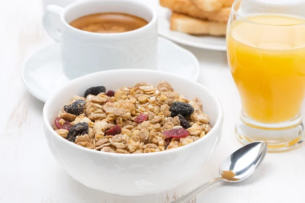 Müsli, kaffe och apelsin juice till frukost — Stockfoto