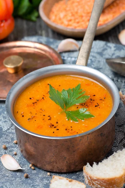 Rote Linsensuppe mit Gewürzen im Kupfertopf — Stockfoto