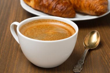 bir fincan kahve ve taze kruvasanlar, seçici odak