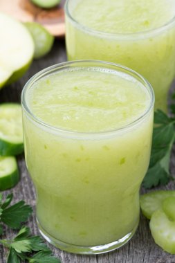 Smoothies, yeşil elma, kereviz ve kireç, yakın çekim