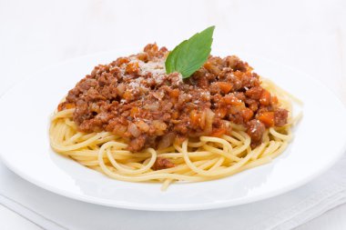 Beyaz tabakta spagetti bolonez.