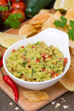 Snack - Meksika sosu guacamole ve cips