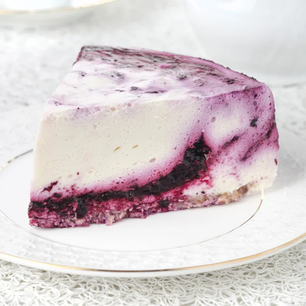 白い皿の上のブルーベリーとチーズケーキ クローズ アップ — ストック写真