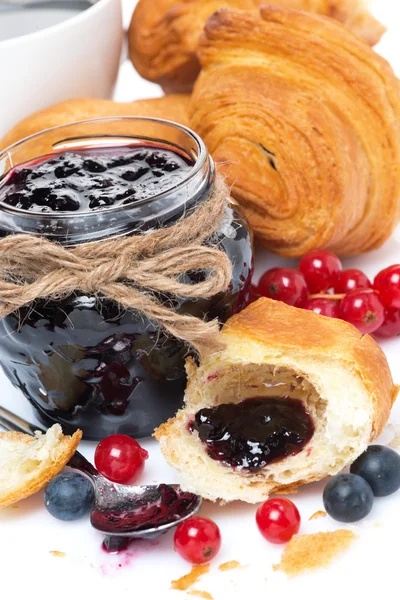 Delicious breakfast with croissants and jam, close-up — Stock Photo, Image