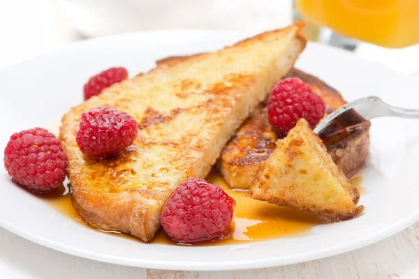 Francouzský toast s malinami a javorový sirup na talíři — Stock fotografie