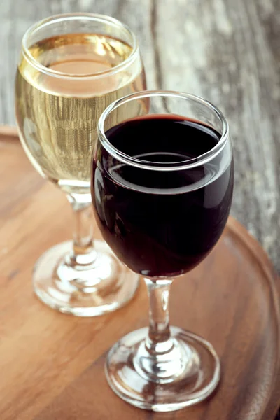 Стакан красного и белого вина на деревянной доске — стоковое фото
