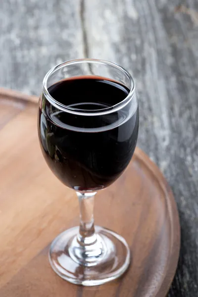 Бокал красного вина на деревянной доске — стоковое фото