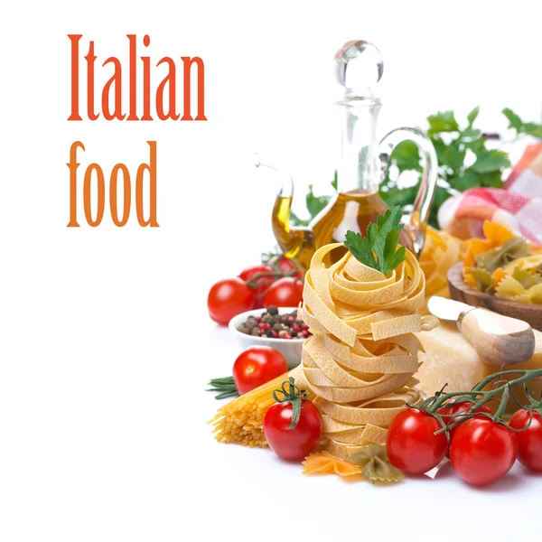 Итальянское гнездо пасты, помидоры черри, специи, оливковое масло, сыр — стоковое фото