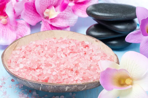 Sól morska różowy, kamienie spa, kwiaty i ręczniki — Zdjęcie stockowe
