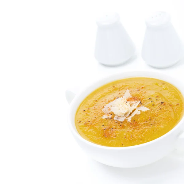 Sopa de lentilhas amarelas com legumes, isolado em branco — Fotografia de Stock