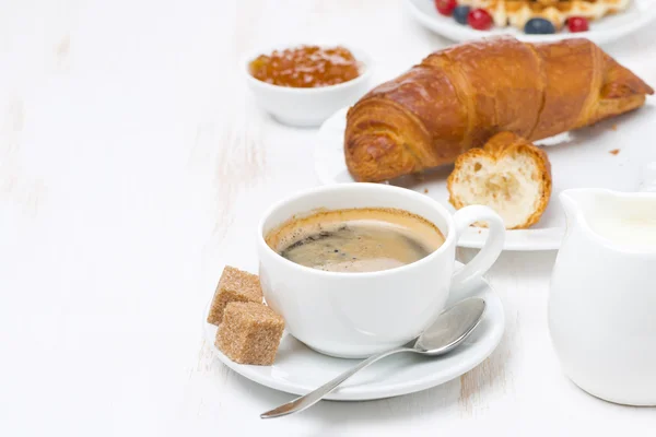 Desayuno dulce con café negro, croissants y mermelada de naranja — Foto de Stock