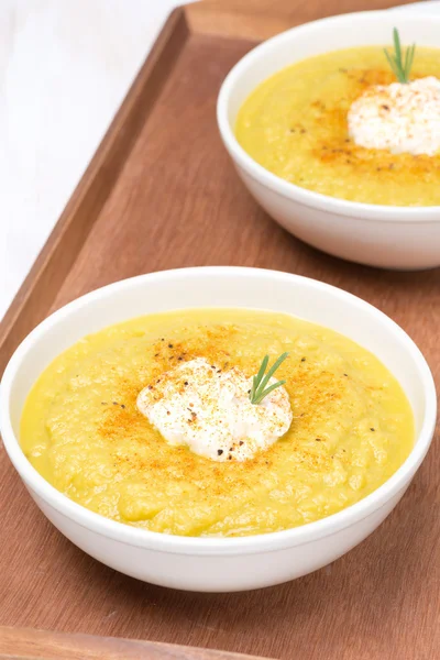 Sopa de crema vegetal con crema y romero en una bandeja de madera — Foto de Stock