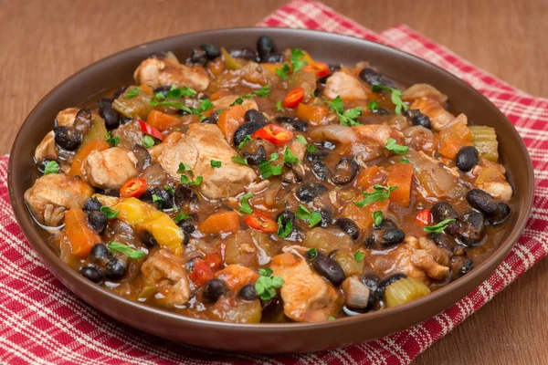 Guisado com feijão preto, pimenta, frango e legumes, close-up — Fotografia de Stock