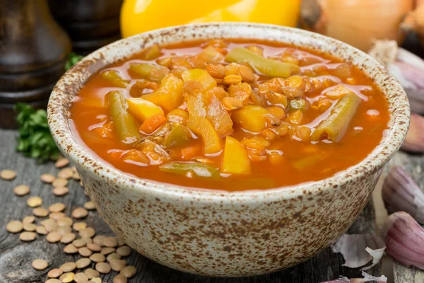 Pikantní rajčatová polévka s čočkou a zeleninou v misce — Stock fotografie